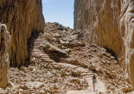 Foto av Torghatten, sti opp til en åpning i fjellet. 