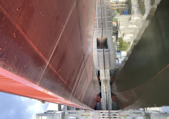Foto som viser undersiden av den røde bruen. 