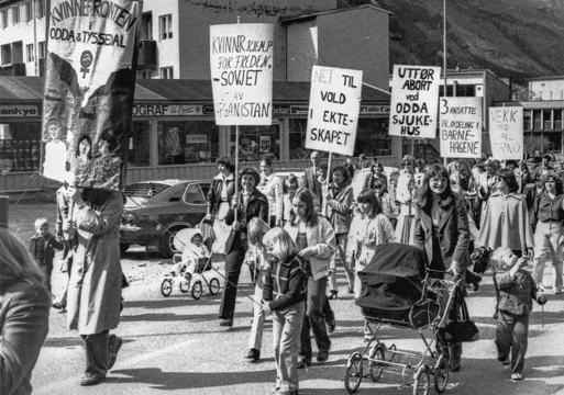 Kvinnefronten i Odda og Tyssedal i demonstrasjonstog på kvinnedagen, 8. mars 1980.