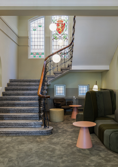 Interiør foto av trapperom med sittegrupper ved siden av trapp.