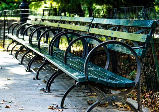 Foto av grønne benker på rekke.